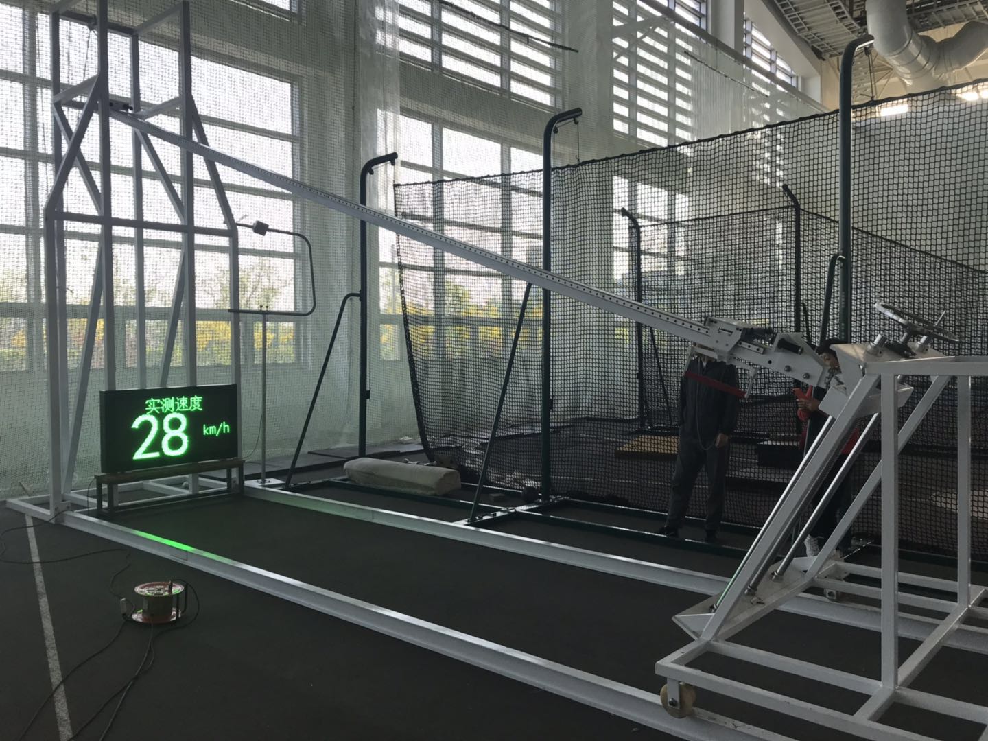 Javelin throwing training machine